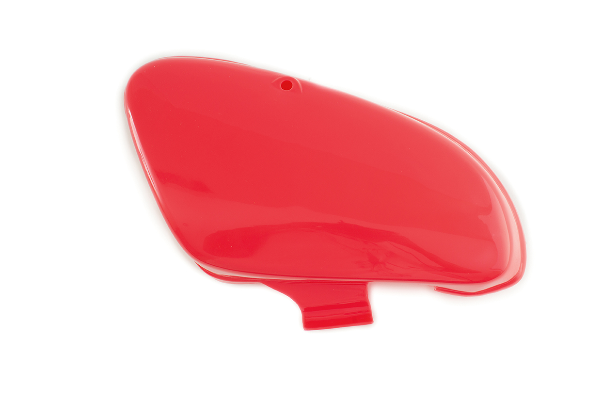 CUBIERTA LATERAL DERECHA C90 STR COLOR ROJO TAPA